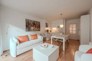 Ontdek deze gezellige studio te koop, uitstekend gelegen op de vierde verdieping van Residentie Zeezicht te Mariakerke - Oostende. Dit eigendom bevindt zich op een absolute toplocatie op enkele passen van de zeedijk, het strand, diverse winkels en het openbaar vervoer. Indeling:- inkomhal met mogelijkheid tot het uitklappen van twee enkele bedden (stapelbed)- lichtrijke leefruimte - open geïnstalleerde keuken uitgerust met spoeltafel, frigo met vriesvakje, microgolf en keramisch kookvuur- badkamer voorzien van een douche, badkamermeubel met spiegelkast en toilet- terras met een streepje zeezicht- privatieve berging op het gelijkvloersDe residentie zelf is perfect onderhouden en beschikt bovendien over eengemeenschappelijke fietsenberging. Een unieke troef is het gemeenschappelijke zwembad van de residentie, dat zorgt voor de perfecte verfrissing op warme zomerdagen. Troeven:- toplocatie vlakbij het strand- positieve elektrische keuring- gezellig terras - exclusieve toegang tot het gemeenschappelijke zwembad- inclusief berging op het gelijkvloers- gemeenschappelijke fietsenberging Heeft u interesse in deze prachtige studio te koop vlakbij zee? Contacteer ons voor een bezoek ter plaatse!Bestuursmaatregelen in het maatregelenregister: nee