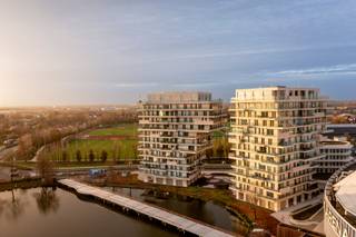 In hartje Waregem, vlakbij de commerciële stadskern vinden we dit exclusief appartement terug, gelegen op de 11de verdieping van de...