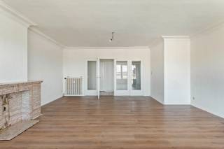 Op zoek naar een appartement dat u volledig naar eigen smaak kunt afwerken? Dan is dit op te frissen appartement zeker een bezoek waard. De grootste troef is de ruime en aangename living van ca. 40 m², aangevuld met een recent vernieuwde keuken voorzien van nieuwe apparatuur en toegang tot het terras.<br /><br />Het appartement beschikt over een inkomhal met ingemaakte kasten, een ruime leefruimte met dichte haard, twee slaapkamers waarvan één met toegang tot het terras, een badkamer met douche, lavabo en toilet, een terras en een privatieve kelder.<br /><br />Het appartement bevindt zich langs een belangrijke verbindingsweg, waardoor winkels, scholen, openbaar vervoer en andere voorzieningen zich in de onmiddellijke nabijheid bevinden. Bovendien zijn omliggende gemeenten en belangrijke invalswegen vlot bereikbaar.<br /><br />Dankzij de praktische indeling, de ruime leefruimte en de nieuwe keuken biedt dit appartement heel wat potentieel voor wie op zoek is naar een woning die nog naar eigen smaak kan worden opgefrist.<br /><br />pluspunten: <br />- Ruime en lichtrijke living van ca. 40 m²<br />- Recent vernieuwde keuken met nieuwe apparatuur<br />- Praktische ingemaakte kasten in de inkomhal<br />- Privatieve kelderberging<br />- Vlotte verbinding naar belangrijke invalswegen<br />- EK conform <br />- EPC C<br /><br />Voor meer informatie of een afspraak ter plaatse, aarzel niet ons te contacteren. Wij zijn bereikbaar via het nummer 03 337 50 70 of info@vbvastgoed.be.