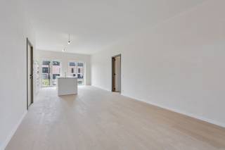 Découvrez la Residentie Graanhaven, un projet unique de construction neuve au cœur d'Alost. Ces appartements de luxe à faible consommation d'énergie combinent le confort moderne et un excellent emplacement, idéal pour ceux qui recherchent un style de vie élégant.<br /><br />Luxe et confort !<br />Les appartements de Residentie Graanhaven ont été conçus avec le souci du détail et offrent une finition de haute qualité. Chaque appartement dispose d'un espace de vie spacieux, de grandes fenêtres pour une lumière naturelle abondante et de vastes terrasses où vous pourrez profiter d'une vue imprenable. Choisissez un appartement avec vue sur l'eau ou sur le jardin paysager - calme et détente garantis.<br /><br />Durable et économe en énergie !<br />La Residentie Graanhaven est construite avec les dernières techniques d'efficacité énergétique, de sorte que vous ne vivez pas seulement confortablement, mais aussi de manière durable et orientée vers l'avenir.<br /><br />Parking souterrain et garage à vélos !<br />Le projet dispose d'un vaste parking souterrain avec beaucoup d'espace pour les voitures et les vélos. Vous bénéficiez ainsi d'une mobilité et d'une sécurité maximales.<br /><br />Pourquoi choisir Residentie Graanhaven ?<br /><br />- Situation centrale au cœur d'Alost<br />- Appartements de luxe à haute efficacité énergétique<br />- Terrasses spacieuses avec vue sur l'eau ou la verdure<br />- Parking souterrain et local à vélos<br /><br />Vivre à Residentie Graanhaven, c'est vivre dans le style, le confort et la tranquillité. Contactez-nous dès aujourd'hui pour plus d'informations ou pour une visite de ce projet unique.<br />Contactez Ruben au 0479/ 03 90 17 ou envoyez un e-mail à ruben@cornelis-partners.be.