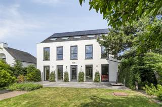 In a sublime location, with breathtaking views over the vast polders and picturesque creeks, we present to you this recent and spacious...