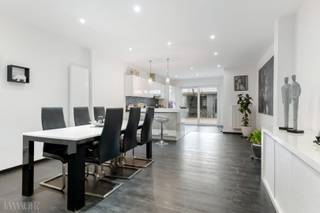 Deze instapklare, volledig gerenoveerde woning in Merksem biedt een ideale mix van hedendaags comfort en een bijzonder centrale, leefbare ligging...