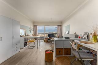 De studio is gelegen op het eerste verdiep van de residentie Maritime en heeft mooi zicht op het ruime strand van Zeebrugge.<br />De studio bestaat uit een inkomhal, living met grote schuifraam naar het terras, ingerichte keuken met de nodige toestellen en een badkamer voorzien van ligbad, lavabo en toilet. Op heden is de studio verhuurd op jaarbasis. In de residentie is een gemeenschappelijke fietsenstalling aanwezig.