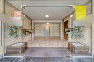 Centraal gelegen aan het Sint-Katarinaplein met bakkers, winkels, apotheek, enz. Vlak aan het Cultureel Centrum en het handelscentrum. INDELING:Inkomhal met vestiaire, woonkamer met veel lichtinval en toegang tot het terras aan de voorzijde van het gebouw, met zicht op het plein. Een geïnstalleerde keuken met kookplaat, koelkast, spoelbak en kleine bergruimte. In de nachthal zijn er 2 slaapkamers en de badkamer met lavabo, ligbad met douchevoorzieningen en voorzieningen voor wasmachine. Het toilet is apart.Aluminium ramen, deels enkele beglazing, deels dubbele. Kelderberging op -1 niveau. Extra troeven: + ruim terrassen + mooi uitzicht op groen plein+ 2 slaapkamers+ rustige gemeenschap + talrijke winkels vlakbij + ideaal belegging appartement + lichtrijk (grote raam in woonkamer) + vlakbij Hasselt centrum BEKNOPT Bouwjaar: 1978 Opp: 83m²EPC-score: 185 kWh/m² - B-labelKI: 882 EUR CV: op aardgas (met digitale calorimeters) Momenteel verhuurd aan 805 €/maand incl AO en CV.Bestuursmaatregelen in het maatregelenregister: neeDeze AI-visualisaties zijn bedoeld als inspiratie. Er werd geen rekening gehouden met technische specificaties, stedenbouwkundige voorschriften of de concrete mogelijkheden tot realisatie.