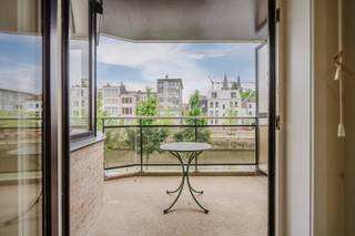 Bent u op zoek naar een stijlvol appartement op toplocatie in Kortrijk? Dan is dit volledig vernieuwde appartement aan de vernieuwde en verlaagde Leieboorden absoluut het ontdekken waard. Gelegen pal in het centrum geniet u hier van een unieke combinatie van rust, licht en levendigheid, met winkels, horeca en alle voorzieningen op wandelafstand.De lichtrijke leefruimte met open keuken vormt het hart van het appartement en sluit naadloos aan op het gezellige zuidgerichte terras. Vanuit de living geniet u bovendien van een bijzonder aangenaam zicht, waardoor deze locatie zowaar een instant vakantiegevoel oproept.Het appartement beschikt officieel over twee slaapkamers. De tweede slaapkamer werd momenteel ingericht als een luxueuze dressing met geïntegreerde badkamer, wat zorgt voor extra comfort en een hoogwaardige uitstraling.Daarnaast geniet u van de charme van een kleinschalige residentie, wat bijdraagt aan het rustige en aangename woongevoel. Extra troef is de mogelijkheid om er een overdekte staanplaats bij aan te kopen.Dankzij de compacte, onderhoudsvriendelijke indeling en de uitstekende ligging is dit appartement ideaal voor wie comfortabel en zorgeloos wil wonen op een absolute toplocatie in Kortrijk.Bestuursmaatregelen in het maatregelenregister: in aanvraag