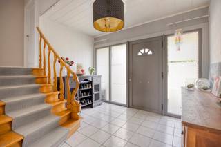 Welkom in Gelrode! Aan de Oude Steenweg vinden we deze verrassend ruime en veelzijdige woning terug. De woning werd de afgelopen jaren grondig gerenoveerd en biedt vandaag maar liefst zes slaapkamers én een afzonderlijke praktijkruimte. Hierdoor is ze bijzonder geschikt voor een groot gezin, een zelfstandige activiteit aan huis of voor wie wonen en werken graag wil combineren.<br /><br />Binnen geniet u van royale leefruimtes en een praktische indeling. Met zes slaapkamers is er meer dan voldoende plaats voor het hele gezin, terwijl extra kamers eveneens dienst kunnen doen als bureau, hobbykamer of logeerkamer. Een absolute troef is de aparte praktijkruimte, die voorheen werd uitgebaat als kapsalon. Deze ruimte biedt tal van mogelijkheden voor zelfstandigen, vrije beroepen of andere professionele activiteiten en laat toe om werk en privé op een comfortabele manier van elkaar te scheiden.<br /><br />Ook op energetisch en technisch vlak werden de afgelopen jaren belangrijke investeringen uitgevoerd. Zo werden alle ramen vervangen en werd het dak geïsoleerd. Deze verbeteringen resulteren in een EPC-label D. Bovendien is de elektrische installatie conform, waardoor een aantal belangrijke renovatiewerken reeds achter de rug zijn. Dankzij deze combinatie is de woning een interessante opportuniteit voor wie op zoek is naar veel ruimte en veelzijdige mogelijkheden in Gelrode.<br /><br />Tenslotte is het nog buiten gezellig vertoeven op een perceel van meer dan 9 are, wat voldoende plaats biedt voor zowel ontspanning als tuinieren.<br /><br />Benieuwd naar deze ruime woning en haar mogelijkheden? Neem gerust contact met ons op voor meer informatie of een bezoek ter plaatse via ben@sophimo.be of op 0468 58 04 09 !