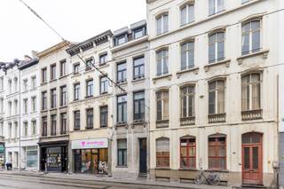 Op zoek naar een charmante woonplek in het bruisende centrum van Antwerpen? Deze deels gemeubelde duplex studio met 1 slaapkamer op...