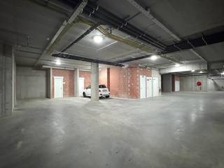 Ondergrondse autostaanplaats met aanpalende berging gelegen in "Residentie Marie-Thérèse" te Legeweg +98, St-Andries.Overdekte parkeerplaats 16 +...