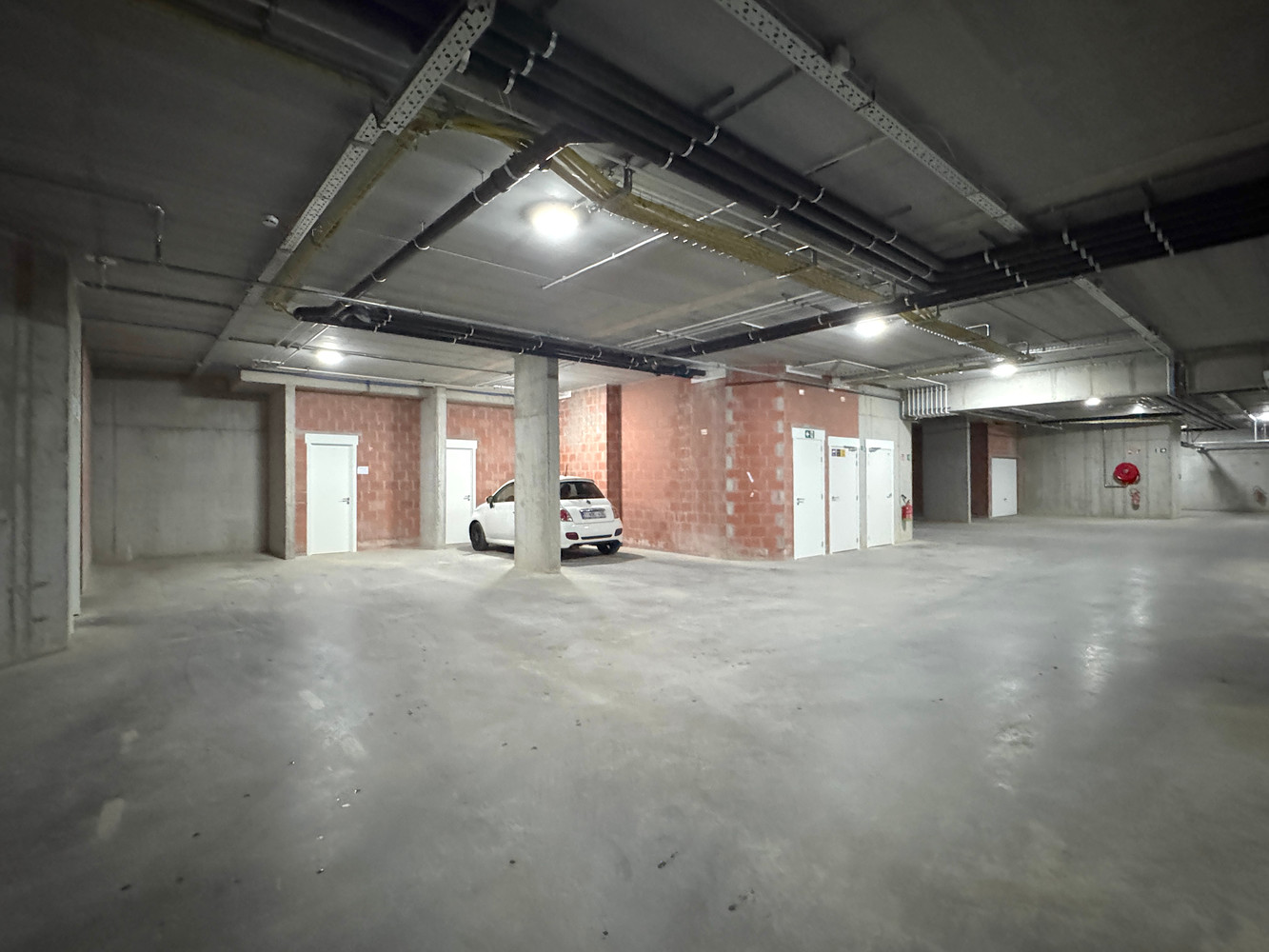 ST-ANDRIES: AUTOSTAANPLAATS MET BERGING! - foto 2