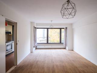 <strong>Regio Gent Zuid - Lichtrijk, op te frissen drieslaapkamer-appartement gelegen in een zijstraat van de muinkkaai met zicht op het water.</strong><br /><br />Voor meer informatie, mail naar info@carloeggermont.be<br /><br />Rustig wonen op wandelafstand van het bruisende stadscentrum. Dit lichtrijk en karaktervol tweeslaapkamer-appartement voorzien van alle hedendaags comfort, is gelegen in een zijsstraat van de muinkkaai en heeft zijdelings zicht op het water en de vooruit.<br /><br />Dit appartement is gelegen op de tweede verdieping in residentie Bahia. We komen binnen via een ruime inkomhal, voorzien van ingemaakte vestiaire-kasten. De hal leidt ons rechtstreeks naar de voorzijde van het appartement waar we een lichtrijke eet- en leefruimte met aansluitend de keuken vinden. Aanpalend aan de keuken hebben we het eerste terras aan de voorzijde.<br /><br />Aan de andere zijde van de hal vinden we drie slaapkamers (2 ruimere en 1 kleinere). Twee van de drie slaapkamers geven uit op het tweede terras aan de achterzijde van het gebouw.<br /><br />Verder is het appartement nog voorzien van apart toilet op de overloop en de badkamer.<br /><br />Als extra troef is het appartement voorzien een kelderberging in de kelder EN de mogelijkheid tot het aankopen van een ondergrondse staanplaats.<br /><br />Bijkomende troef is de gunstige EPC-score (B-label), wat van dit appartement een ‘future-proof’ investering maakt.<br /><br /><strong>Samengevat, een ideale investering voor zowel studerende kinderen, young professionals als mensen die op zoek zijn naar een appartement voor eigen bewoning.</strong>