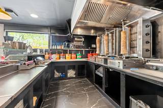 <p>Te koop: handelspand in Sint-Niklaas met vlotte bereikbaarheid en zichtbare ligging.</p>
<p>Dit handelspand uit 2009 bevindt zich op een drukke en residentiële locatie in Sint-Niklaas, nabij openbaar vervoer en belangrijke invalswegen. Dankzij de centrale ligging geniet u hier van een goede visibiliteit en een vlotte bereikbaarheid voor klanten en leveranciers. De praktische indeling biedt verschillende mogelijkheden voor commerciële activiteiten of dienstverlening. Bovendien beschikt het pand over meerdere bergruimtes, wat extra comfort en functionaliteit creëert. Een interessante opportuniteit voor wie een handelspand wil kopen op een strategische locatie.</p>
<p>• Handelsruimte (58 m²) met flexibele indelingsmogelijkheden</p>
<p>• Keuken (7 m²) geschikt als praktische personeelsruimte</p>
<p>• Berging (17 m²) met extra opslagmogelijkheden</p>
<p>• Berging (15 m²) ideaal voor stock of archief</p>
<p>• Toilet aanwezig</p>
<p>• Koelcel aanwezig</p>
<p> </p>
<p>Troeven</p>
<p>• Strategische ligging nabij invalswegen en openbaar vervoer</p>
<p>• Goede visibiliteit dankzij drukke ligging</p>
<p>• Praktische indeling met ruime handelsruimte en extra stockage</p>
<p><span>• Momenteel verhuurd aan 1750 euro/maand + 125/maand aan gemeenschappelijke kosten </span></p>
<p>Neem vandaag nog contact op met je ERA-makelaar voor een bezoek. JOUW DROOMHANDELSPAND. ZO GEVONDEN!</p>