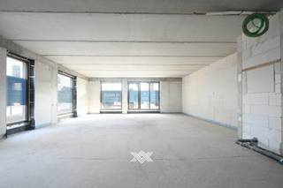 Deze lichtrijke, gloednieuwe handelsruimte van liefst 96,6m² is gelegen in residentie 'Thuis aan de Statie'. Het gaat om een erg mooie, future-proof residentie gelegen op een zeer commerciële ligging met grote zichtbaarheid.<br /><br />De passage en vlotte bereikbaarheid zijn een grote troef met een vlotte verbinding richting de E17 en de commerciële invalswegen richting Gent, Kortrijk en Gavere. Ook het openbaar vervoer is vlakbij gezien het station van Deinze op wandelafstand is gelegen.<br /><br />De handelsruimte wordt in casco toestand aangeboden zodat deze in samenspraak met de verhuurder volledig op maat van uw bedrijf kan worden afgewerkt.<br /><br />Daarnaast beschikt de residentie over een gemeenschappelijk daktuin waar je in alle rust kunnen genieten van de buitenlucht en het uitzicht.<br /><br />Kosten voor de gemeenschappelijke delen: €75/maand  <br /><br />Benieuwd naar deze handelsruimte? <br />Maak een afspraak via paulien@landbergh.be of 09 278 78 79