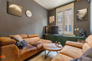 Op een goede locatie te Lier bevindt zich deze op te frissen woning met 2, mogelijks 3, slaapkamers. U bevindt zich hier op wandelafstand van het centrum van Lier, in de nabijheid van winkels, scholen en het openbaar vervoer. <br /><br />We betreden de woning via de inkomhal. De leefruimte kunt u inrichten met een gezellige zithoek en aparte eetplaats. Aansluitend bevindt zich de keuken dewelke voorzien is van de voornaamste toestellen. Verder beschikt u op het gelijkvloers over een badkamer met toilet, ligbad en lavabomeubel. De nachthal op de eerste verdieping geeft toegang tot twee ruime slaapkamers. Via de tweede kamer bereikt u de zolder dewelke u kan afwerken als derde slaapkamer. Ten slotte beschikt u over een achteruitgang dewelke u met de fiets of te voet kan gebruiken.<br /><br />Dit is een uitstekende opportuniteit als u op zoek bent naar een op te frissen woning met twee slaapkamers nabij het centrum van Lier. Contacteer ons voor meer informatie op 0480/66 14 77 of neem een kijkje op www.boonstravastgoed.be . <br /><br />Bijzonderheden: <br />- Op te frissen<br />- Centrum Lier<br />- 2 slaapkamers<br /> 