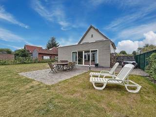 Klassevolle villa op een perceel van 898 m², bestaande uit een ruime inkomhal met apart gastentoilet, lichtrijke leefruimte met zithoek en...