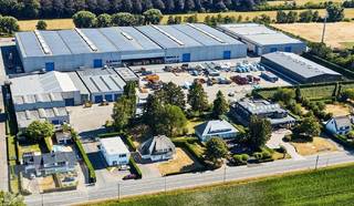 Magazijn van 2000 m² met:<br /><br />500 m² laadsas<br />350 m² overdekte luifel<br />350 m² overdekte laadkade<br /><br />3 laadbruggen<br />6 parkeerplaatsen<br /><br />Klinkaardstraat210<br />2950 Kapellen<br />Conventionele goederen - Vrije hoogte 9m - Betonvloer 20 cm - Draagkracht max 50kN/m² - Buitenwanden beton - Branddetectie - Wateraansluiting - Verlichting 200 lux - Volledig afgesloten terrein - Werken van 07u-19u<br /> 