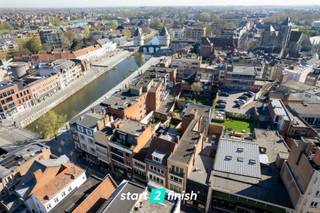 Dit bijzonder lichtrijke, instapklare appartement biedt alle comfort op centrale TOPlocatie tussen de Broeltorens en de Grote markt in.De indeling...