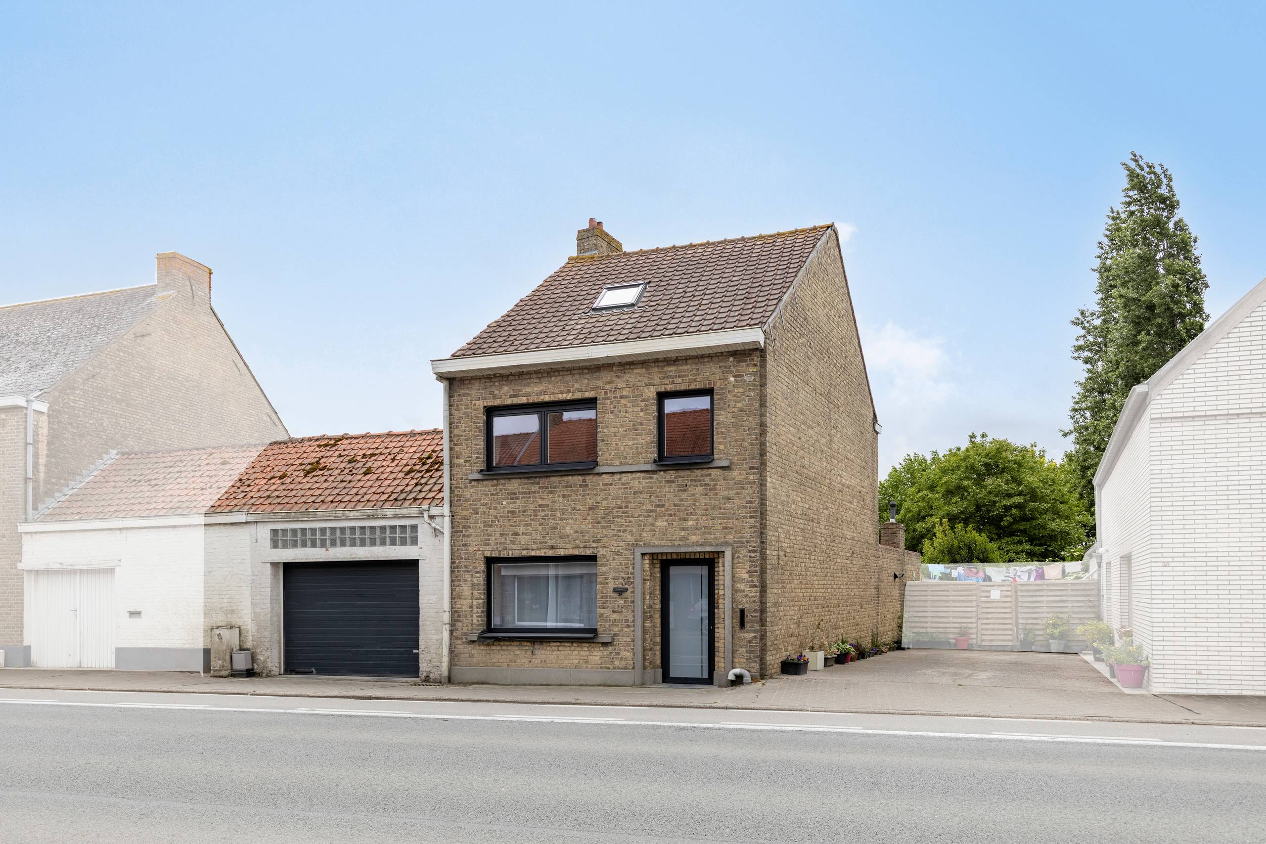 Verder af te werken halfopen bebouwing met grote mooie tuin - foto 1