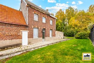 <p>"Alweer VERKOCHT op 1e BEZOEKDAG. Contacteer RANDY REMUE 0479/99.99.90 als u ook op 1 DAG wil verkopen."</p><p>"ABSOLUTE TOPPER" – Afspraak ENIGE BEZOEKDAG enkel telefonisch via Elias Le Juste op 0487/ 33. 10. 10. De stukken van de woning zijn te consulteren via www.immo-zone.be. Meer info en foto’s via Facebook “Remue Randy” – LIKE de pagina en blijf op de hoogte van alle nieuwe woningen. In Zottegem, in de Fonteinstraat 5, treffen we deze te renoveren woning aan, gelegen op een perceel van 511 m² en omgeven door het groen, met een vlotte bereikbaarheid naar winkels en invalswegen. Indeling: Bij het betreden van de woning komen we terecht in de leefruimte met een gezellige zithoek en aansluitende eetplaats met veel daglicht. Links bevindt zich de toegang tot de ruime kelder, en aansluitend bereiken we de keuken met doorgang naar de badkamer. Op de tweede verdieping bevinden zich drie slaapkamers met voldoende natuurlijke lichtinval. Bovenaan treffen we een ruime zolder met uitbreidingsmogelijkheden. Vooraan beschikt de woning over een garage met toegang vanaf de straat, terwijl de achtertuin voorzien is van diverse opslagruimtes. Gelegen op slechts 10 minuten van de E40 en op wandelafstand van scholen, bushaltes en winkels, maakt dit pand een ABSOLUTE TOPPER voor investeerders of voor wie op zoek is naar een renovatieproject. Renovatieplicht van toepassing. P-score: C / G-score: B.<br />VOOR ZEER SNELLE BESLISSERS!!<br />IMMO ZONE RHODELAND – ELIAS LE JUSTE – 0487/ 33. 10. 10.</p>