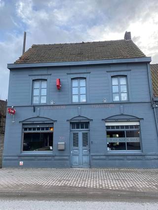 <div><span><span><span><span><span><span><span><span><span><span>Café ’t Glazen Dak<strong> </strong>is aan een grondige renovatie toe<strong> (de foto's dateren van uit de periode dat het café nog open was)</strong>, maar biedt een <strong>vrij en leegstaand pand dat vrij is van brouwer</strong>, wat de maximale vrijheid biedt voor de herinrichting ervan. Het bestaat uit een café op het gelijkvloers en een verdieping die als wooneenheid kan worden ingericht (volledig te renoveren). <strong>Een opportuniteit voor wie toekomstgericht wil investeren in een goed gelegen en ruime site met ontwikkelingsmogelijkheden!</strong></span></span></span></span></span></span></span></span></span></span><br /><br />Op deze uitstekende locatie bevindt zich ook feestzaal 't Off Dak (samen vormen ze een ruim perceel van ± 1.200 m² met 2 bestaande handelszaken: Feestzaal ’t Off Dak en café ’t Glazen Dak). Een unieke kans voor projectontwikkelaars of investeerders die op zoek zijn naar een nieuw ontwikkelingsproject of een pand met bestaande huur- of uitbatingsmogelijkheden.</div>