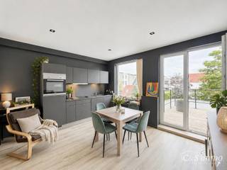 Mooi appartement op de tweede verdieping met een riant terras. Inkomhal, lichtrijke leefruimte (ca 37m²) met een open geïnstalleerde keuken. De moderne keuken is uitgerust met keramische kookplaat, oven, dampkap, vaatwasser en koelkast met vriesvak. Vanuit de keuken toegang tot het het riante terras (ca.13m²) met een open en groen uitzicht. Ruime slaapkamer (ca 18m²) is gelegen aan de voorzijde De badkamer is voorzien van een toilet, inloopdouche en badkamermeubel. Ook is er een aparte berging (ca 3m2) met aansluiting voor wasmachine en droogkast. Dit appartement combineert comfortabel wonen met een gunstig energieverbruik dankzij het uitstekende EPC-label B. De goede energieprestatie vertaalt zich in lagere energiekosten, een aangenaam binnenklimaat en een duurzame meerwaarde op lange termijn. Ideaal voor wie op zoek is naar een moderne en toekomstgerichte woonst. Elektriciteit Conform. EPC B. Privatieve Cv op gas, dubbele beglazing. Kleinschalig gebouw. Fietsenberging aanwezig op de gelijkvloerse verdieping.