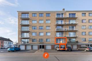 Perfect onderhouden appartement op de eerste verdieping (met lift). Ruime indeling met inkomhal, apart toilet, wasplaats, 2 volwaardige...