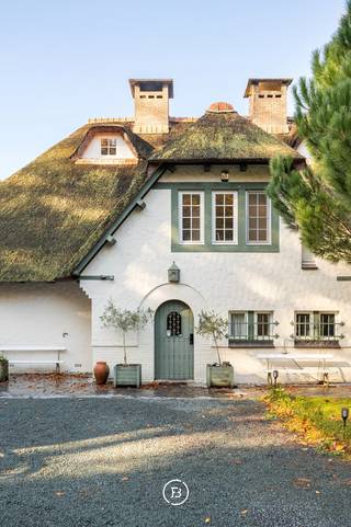 In de Albert Bechetwijk in Kraainem bevindt zich deze charmante eigendom met conciërgerie, gelegen op een royaal perceel van 4.890 m².De...