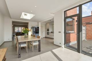 <strong>🏡 Te koop – instapklare, volledig gerenoveerde woning op toplocatie in Mol</strong><br /><br />In de gegeerde Jakobsmitslaan woon je in alle rust en groen, op wandelafstand van het centrum.<br />Een topligging waar privacy en bereikbaarheid perfect samenkomen.<br /><br />✨ Van bij aankomst voel je het al: een mooi aangelegde voortuin en de zij-ingang met automatische poort zorgen meteen voor dat extra gevoel van comfort en veiligheid.<br /><br />Binnenkomend via de inkomhal met apart gastentoilet, kom je in een ruime en lichtrijke leefruimte waar woonkamer en eetkamer mooi in elkaar overlopen.<br />De inbouwcassette in de zithoek zorgt in de winter voor de extra gezellige momenten.<br />De volledig uitgeruste keuken sluit hier perfect op aan. De keuken is praktisch ingericht en voorzien van alle inbouwtoestellen en afgewerkt met kwaliteitsmaterialen.<br />De Amerikaanse ijskast hoort in het geheel van de keuken.<br /><br />Naast de keuken is er een praktische berging met ingemaakte kasten, spoelbak en aansluiting voor wasmachine &amp; droogkast.<br />Van hieruit heb je ook toegang tot de kelder, ideaal voor extra stockage.<br /><br />Achteraan geniet je van een prachtig aangelegde tuin met vijver, overdekt terras en gezellige zithoek.<br />Een smaakvol aangelegd terras waar de aanplanting van struiken en sierboom u laten genieten van de rust.<br />Verder is de ruime garage + berging voorzien van een sectionale poort.<br /><br />Op de eerste verdieping vind je twee ruime slaapkamers en een stijlvolle badkamer met inloopdouche, toilet, dubbele lavabo en ligbad met bubbelbadfunctie.<br />De bovenste verdieping is ingericht als volwaardige derde slaapkamer, met daarnaast nog extra zolderruimte en technische berging. Apart toilet.<br /><br />🔊 Over de hele woning is een ingebouwd audiosysteem voorzien en een mooi uitgewerkt lichtplan met dimbare sfeerverlichting.<br /><br /><strong>⚡ Extra troef:  → energiezuinig wonen zonder zorgen.<br />* warmtepomp : vloerverwarming en koeling<br />* Isolatie-normen behaald<br />* 28 stuks zonnepanelen van 300W/Piek<br />* elektriciteit conform <br />* de lichtkoepel en schuiframen geven veel natuurlijk licht en een open look naar het terras<br />* in veel vertrekken zijn ingemaakte kasten voorzien</strong><br /><br />📐 Bewoonbare oppervlakte: 207 m²<br />📄 <strong>EPC: A</strong><br />🧾 Asbestatveilig<br /><br />✨🏡 Interesse? Prijs -kwaliteit is deze woning een aanrader.<br />Contacteer ons voor een plaatsbezoek en we geven u graag alle info.