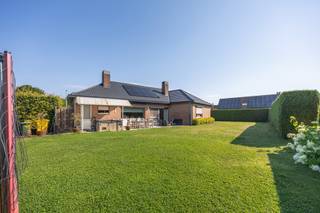 <p>Voor meer informatie, extra foto’s of om een bezoek in te plannen, contacteer Gil via 016 792 900 of gil.christiaens@homixx.be.<br /><br />Op zoek naar een ruime en comfortabele woning waar u volledig gelijkvloers kunt wonen én volop kunt genieten van een mooie tuin? Dan verdient deze verzorgde laagbouwvilla beslist uw aandacht.<br /><br />Gelegen op een royaal perceel van maar liefst 12 are, biedt deze woning een aangename combinatie van ruimte, comfort en rust. De villa beschikt over vier slaapkamers, een badkamer en een volledig uitgeruste keuken die aansluit op de ruime en lichtrijke leefruimtes. Dankzij de praktische gelijkvloerse indeling geniet u hier van optimaal wooncomfort, vandaag én in de toekomst.<br /><br />Aan opbergruimte is er alvast geen gebrek. Naast de praktische zolderruimte beschikt de woning over een ruime garage. Ideaal voor uw wagen, fietsen, hobbygerief en allerhande spullen.<br /><br />Ook buiten wordt het volop genieten. De verzorgde tuin biedt heel wat ruimte en privacy, terwijl het zuidgerichte terras met zonneluifel de perfecte plek vormt voor een gezellige barbecue, een aperitief met vrienden of heerlijk ontspannen tijdens zonnige dagen.<br /><br />Bovendien scoort de woning ook op energetisch vlak. Het dak werd reeds vernieuwd en geïsoleerd en de woning beschikt vandaag over een EPC-label C. Wie verder wil optimaliseren, kan met een relatief eenvoudige ingreep, zoals bijkomende vloerisolatie, het energiepeil nog verbeteren en streven naar een gunstiger EPC-label B.<br /><br />Kortom, deze laagbouwvilla biedt u ruimte, comfort, een ruime tuin, vier slaapkamers en een interessant energetisch potentieel, allemaal op een mooi perceel van 12 are. Een ideale thuis voor gezinnen, maar eveneens een interessante woning voor wie comfortabel en levenslang gelijkvloers wil wonen.</p>