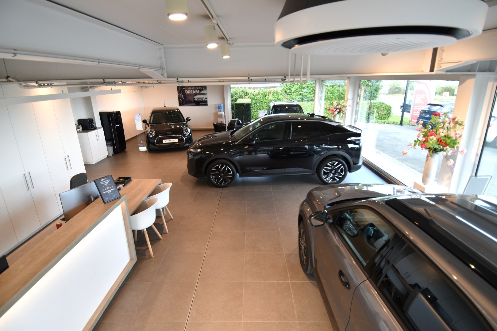 Commercieel pand met showroom, atelier, parking én bovenliggend appartement te koop in Bellegem - foto 4