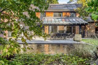 <p><strong><span>Ruime gerenoveerde villa met biologisch zwembad op een groen perceel van circa 4.559 m²</span></strong></p>
<p><span>Aan de Koekoekdreef 2 in Kapellen bevindt zich deze prachtige vrijstaande villa, gelegen in een rustige, residentiële omgeving. De woning werd in 2019 grondig gerenoveerd en combineert royale leefruimtes, hedendaags comfort en volop privacy op een uitzonderlijk groen perceel.</span></p>
<p><strong><span>Licht en ruimte op het gelijkvloers</span></strong></p>
<p><span>Via de inkomhal met trappartij en vide betreed je de woning. Hier bevindt zich ook een afzonderlijk gastentoilet.</span></p>
<p><span>De ruime leefruimte bestaat uit een gezellige zithoek met open haard, een hoger gelegen televisiehoek en een aangename eethoek. De luxueuze open leefkeuken is uitgerust met hedendaagse inbouwapparatuur en sluit mooi aan op de eetruimte.</span></p>
<p><span>Dankzij de grote raampartijen aan de zuidzijde genieten de leefruimtes van veel natuurlijk licht en een prachtig uitzicht op de tuin. Tussen de keuken en eetplaats bevindt zich een veranda die binnen en buiten met elkaar verbindt.</span></p>
<p><span>Aansluitend aan de keuken ligt een praktische berging met ingebouwde kasten en aansluitingen voor wasmachine en droogkast.</span></p>
<p><strong><span>Vier slaapkamers en twee badkamers</span></strong></p>
<p><span>Op de eerste verdieping bevinden zich vier slaapkamers. De master bedroom beschikt over een aansluitende badkamer met ligbad, douche en dubbele wastafel.</span></p>
<p><span>Daarnaast zijn er drie extra slaapkamers, een tweede badkamer met douche en een afzonderlijk toilet.</span></p>
<p><span>Via een vlizotrap bereik je de ruime bergzolder, ideaal voor extra opslagruimte.</span></p>
<p><strong><span>Ideaal voor werken aan huis</span></strong></p>
<p><span>Op het gelijkvloers bevindt zich een afzonderlijke, ruime bureel- of hobbyruimte met eigen toilet. Ideaal voor thuiswerkers of wie behoefte heeft aan een rustige werkplek.</span></p>
<p><span>De woning beschikt bovendien over verschillende kelderruimtes, waaronder een wijnkelder, technische ruimte en kruipkelder.</span></p>
<p><strong><span>Een groene oase met biologisch zwembad</span></strong></p>
<p><span>De prachtig aangelegde, zuidwestgerichte tuin vormt een absolute troef van deze eigendom. Volwassen bomen, groene borders en ruime terrassen zorgen voor een aangename buitenomgeving met veel privacy.</span></p>
<p><span>Het biologische zwembad wordt verwarmd met een warmtepomp en biedt een heerlijke plek om te ontspannen.</span></p>
<p><span>Het perceel is volledig omheind en voorzien van buitenverlichting en een automatische toegangspoort. Daarnaast is er een carport met plaats voor twee wagens.</span></p>
<p><strong><span>Hedendaags comfort</span></strong></p>
<p><span>Bij de renovatie werd veel aandacht besteed aan comfort en technische voorzieningen. De woning beschikt onder andere over:</span></p>
<ul>
<li>
<p><span>Vloerverwarming op het gelijkvloers en radiatoren op de verdieping</span></p>
</li>
<li>
<p><span>Airconditioning met vier units</span></p>
</li>
<li>
<p><span>Domotica en een alarmsysteem met raamcontacten</span></p>
</li>
<li>
<p><span>24 zonnepanelen</span></p>
</li>
<li>
<p><span>Houten buitenschrijnwerk met dubbele beglazing</span></p>
</li>
</ul>
<p><strong><span>Rustig gelegen</span></strong></p>
<p><span>De Koekoekdreef bevindt zich in een groene woonomgeving in Kapellen, nabij het centrum van Heide-Kalmthout. Hier geniet je van rust en privacy, terwijl winkels en dagelijkse voorzieningen binnen bereik blijven.</span></p>
<p><span>Een bijzondere villa voor wie royaal wil wonen, omringd door natuur, met alle ruimte voor het gezin en de mogelijkheid om wonen en werken te combineren.</span></p>
<p><strong>BEZOEKMOMENT zondag 25 oktober tussen 13u en 15u (enkel op afspraak).</strong></p>
<p><strong>Graag een bezoek inplannen of meer informatie, surf naar www.koekoekdreef2.be!</strong></p>