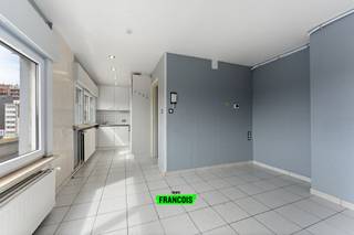 Welkom in de Astridlaan, een rustige, residentiële wijk vlakbij Blankenberge. Dit op te frissen appartement ligt op een boogscheut van het centrum, op slechts twee minuten wandelen van het strand, het openbaar vervoer en tal van gezellige winkels en eetgelegenheden.<br /><br />Het appartement bevindt zich op de vierde verdieping en biedt een aangename, ruime en instapklare woonruimte. Bij binnenkomst komt u in de inkomhal dat voorzien is van een gastentoilet en de doorgang naar een lichtrijke leefruimte die naadloos overgaat in moderne keuken. Via de leefruimte komen we in de slaapkamer die ook toegang geeft tot de badkamer is voorzien van een enkele wastafel en douchecabine. In de slaapkamer vindt u ook de aansluiting voor een wasmachine. Fietsen kunnen worden gestald in de gemeenschappelijke berging en extra bergruimte treffen we in de private berging in de kelderverdieping. <br /><br />Dit appartement is voorzien van dubbele beglazing, centrale verwarming op aardgas en een conforme elektrische keuring. Wacht niet langer en maak snel een afspraak voor een bezichtiging!<br /><br />