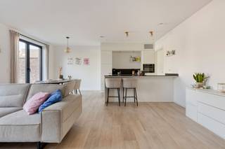 <p>Ontdek dit <strong>hoogwaardig afgewerkt nieuwbouwappartement </strong>in residentie Klaverhof, rustig gelegen nabij het centrum van Vosselaar en met vlotte verbindingen naar omliggende gemeenten.</p><p>Het appartement heeft een<strong> bewoonbare oppervlakte van 100,87 m²</strong> en beschikt over een <strong>ruim terras van 22,28 m².</strong></p><p>Bij het betreden van het appartement komt u in een ruime inkomhal met apart toilet. Van hieruit bereikt u de lichtrijke leefruimte, waar grote raampartijen zorgen voor een aangenaam zicht op de tuin en het terras. De open keuken sluit naadloos aan op de leefruimte en is volledig uitgerust met<strong> kwalitatieve toestellen</strong>, waaronder een inductiekookplaat, dampkap, vaatwasser, ingebouwde koelkast, combi-oven en lavabo. Verder beschikt de keuken over een aparte berging met aansluiting voor was- en droogmachine. Het appartement beschikt over twee slaapkamers en een stijlvolle badkamer voorzien van inloopdouche, ligbad en wasmeubel.</p><p>Mogelijkheid tot aankoop aan 6% btw-regeling (onder voorwaarden).</p><p>Dit appartement is <strong>per direct beschikbaar</strong>!</p><p>Extra:<br />- Energiezuinige nieuwbouw (E-peil < 40)<br />- Ventilatiesysteem D<br />- Vloerverwarming<br />- Aankoop van autostaanplaats en kelderberging verplicht!<br />- Prijs exclusief notariskosten en BTW! <br />- P-score A, G-score A <br />- Woongebied, Vg, Gvv, Gvkr, Gmo<br />- Niet opgenomen in het maatregelenregister</p><p>Voor meer info ga naar www.coenenvastgoed.be of bel 03/375.82.92</p>