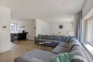 Ontdek dit ruime en instapklare appartement van 96 m², gelegen in een rustige en aangename woonomgeving in Oostende. Dankzij de recente renovatie, de kwalitatieve afwerking en de uitstekende energieprestaties biedt dit appartement een ideale combinatie van comfort en duurzaamheid.<br /><br />De lichtrijke leefruimte vormt samen met de moderne open keuken het hart van de woning. Vanuit de keuken heeft u rechtstreeks toegang tot het terras.<br /><br />Het appartement beschikt over twee slaapkamers, een afzonderlijk gastentoilet en een stijlvolle badkamer met een ruime inloopdouche en een moderne lavabo.<br /><br />Met een EPC-label A en een uitstekende isolatie bent u verzekerd van een energiezuinige woning met een laag energieverbruik en optimaal wooncomfort.<br /><br />Dit appartement verkeert in uitstekende staat en is volledig instapklaar. Bovendien bestaat de mogelijkheid om een zeer ruime garage van 19 m² of 23 m² afzonderlijk aan te kopen, een bijzonder waardevolle troef in deze rustige buurt. Het gebouw beschikt over een lift maar biedt geen rechtstreekse toegang tot het appartement.<br /><br />Bent u op zoek naar een ruim, energiezuinig en smaakvol gerenoveerd appartement in Oostende? Contacteer dan de eigenaar via 0489/67.89.80 voor meer informatie of een bezoek.