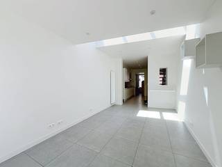 In de Maaltebruggestraat bevindt zich deze ruime en gerenoveerde woning met drie volwaardige slaapkamers, bureauruimte en een aangename tuin. <br />Een ideale thuis voor wie comfortabel en rustig wil wonen, met alle stadsvoorzieningen binnen handbereik.<br /><br />De woning is gunstig gelegen met een vlotte verbinding naar het centrum, openbaar vervoer, winkels, scholen en de belangrijkste invalswegen, zonder in te boeten aan rust en comfort.<br /><br />Indeling van het pand: <br />Inkomhal - toilet - berging - keuken - leefruimte - badkamer - bureauruimte - slaapkamer 1 - slaapkamer 2 - slaapkamer 3 - tuin.<br /><br />Onmiddellijk beschikbaar!<br />