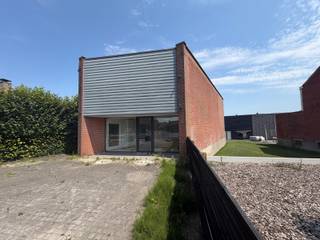 <strong>Structureel gelegen handelspand te koop op de Meensesteenweg 699 Roeselare.</strong><br />Dit pand biedt veel mogelijkheden en is zeer goed/zichtbaar gelegen voor handen. Het beschikt verder ook over meerdere multifunctionele ruimtes: kantoor, kinesist, boekhouder, winkel en meer.<br /><br /><strong>Indeling</strong><br />gelijkvloers: open ruimte met optie voor aparte kamer, keuken + apart toilet achteraan<br />1ste verdiep: via trap achteraan toegang tot eerste verdiep, optie kamer te zetten, polyvalente ruimte<br /><br /><strong>Troeven:</strong>
<ul><li>veel natuurlijk lichtinval</li><li>smart lighting systeem van Phillips met afstandsbediening</li><li>elektrische rolluiken gelijkvloers</li><li>zeer makkelijk bereikbaar(nu nog werken in de straat)</li><li>splinter nieuwe baan in constructie</li></ul>
