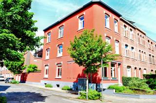 Royaal karaktervol hoekhuis in Ekeren<br />Op de hoek van de August Scheyvaertslaan en de Jozef De Weerdtstraat, op wandelafstand van Veltwijckpark/Oude Landen, winkels, scholen en openbaar vervoer. Vlot bereikbaar via invalswegen. Vlakbij station en fietsostrade F14.<br />Unieke ruime charmante zonnige eengezinswoning met veel lichtinval, instapklaar, 4 ruime slaapkamers + eventueel 5e slaapkamer mogelijk, een stadstuin en een dubbele garage. Zeer praktische zij-ingang. Gelegen in het hart van het ‘groene district’ van Antwerpen, op een steenworp van parken en de dorpskern.<br />Het dak werd in 2023 geïsoleerd en volledig vernieuwd, het gebouw is asbest veilig.