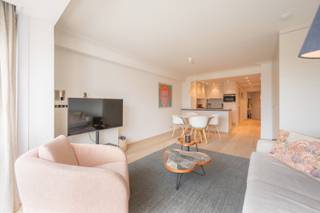 <strong>Résidence Righi</strong><br />Idéalement situé entre la Place du Triangle et la Place Albert, cet appartement lumineux et central constitue le pied‑à‑terre parfait au Zoute.<br /><br /><strong>Disposition</strong><br />Hall d’entrée avec vestiaire et toilette invités. Agréable séjour baigné de lumière avec coin repas et vue dégagée sur les villas environnantes. Cuisine ouverte entièrement équipée. Spacieuse chambre avec armoires encastrées et salle de douche attenante.<br /><br />Atouts pratiques : cave privative et local à vélos commun.<br /><br />Planifiez votre visite dès aujourd’hui et découvrez ce charmant appartement au Zoute.<br /><em>Réf. : A747</em>