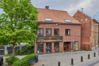 Uitstekend gelegen handelspand met daarboven een zeer ruim appartement en aan de achterzijde voorzien van een omheinde tuin in het stadscentrum van Peer.<br /><br />Het handelspand is op dit moment ingericht als winkel. Origineel werd het pand ingericht als een praktijk met wachtruimte, met andere woorden voldoende mogelijkheden om naar eigen smaak in te richten. <br /><br />Het duplexappartement is als volgt ingedeeld:<br />VERDIEPING 1:<br />- Lichtrijke leefruimte<br />- Volledig geïnstalleerde keuken<br />- Badkamer met badkamermeubel en bad<br />- Gastentoilet<br /><br />VERDIEPING 2:<br />- Slaapkamer 1<br />- Slaapkamer 2<br />- Slaapkamer 3<br />- Bergruimte<br /><br />Voor de investeerders onder ons is er de mogelijkheid de 2 eenheden (handelspand &amp; appartement) gedeeltelijk of volledig apart te verhuren.<br /><br />EXTRA TROEVEN:<br />+ Uitstekende ligging in het stadscentrum<br />+ Mogelijkheid voorziening terras<br />+ Elektriciteit conform<br />+ Tal van mogelijkheden<br /><br />Benieuwd naar dit uniek gelegen handelspand met appartement? Contacteer ons!