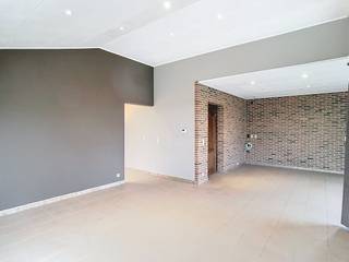 Deze halfopen woning bevindt zich aan de Elverdingsweg, de baan tussen Elverdinge en Poperinge. Landelijk gelegen, met mooie verzichten. Parkeren...