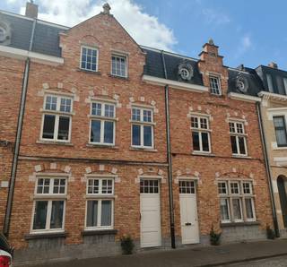 Op zoek naar een woning waar ruimte een troef is? Deze karaktervolle stadswoning van maar liefst 302 m² ligt in het hart van Ieper én op 2 minuten van de vestingen. Met 5 grote slaapkamers, een zonnige zuidgerichte tuin én twee afzonderlijke toegangen en trappenhallen, biedt deze woning bijzonder veel mogelijkheden.
De woning is ideaal voor een gezin dat graag over veel leef-en slaapruimte beschikt, maar ook voor wie thuis wil werken, een hobbyruimte nodig heeft, gasten wil ontvangen, een kangoeroewoning wil ontwerpen...
Op het gelijkvloers bevinden zich een inkomhal, een ruime en lichtrijke leefruimte, keuken, bureau, berging en fietsenberging. Vanuit de leefruimte kom je in de ommuurde, zuidgerichte tuin.
Op de eerste verdieping zijn er drie slaapkamers en een badkamer. De tweede verdieping telt nog twee slaapkamers en twee zolderruimtes, die extra mogelijkheden bieden.
Bij de verbouwing bleven verschillende authentieke elementen behouden, zoals oude deuren, charmante tegels en de mooie houten trappen. De woning beschikt over 38 m² zuidgerichte zonnepanelen (6.000 Wp) en een thuisbatterij, en groenestroomcertificaten.
Vooraan is er momenteel een ruime garage-/bergruimte voor fietsen, materiaal en opslag. Onder de woning bevinden zich twee kelderruimtes van samen ongeveer 44 m², voornamelijk geschikt voor opslag.
De woning is perfect bewoonbaar, en biedt tegelijk de mogelijkheid om bepaalde onderdelen naar eigen smaak af te werken: zo vertoont de vloer in de woonruimte gebruikssporen en kan de tweede trappenhal naar eigen wens worden afgewerkt.
Na 25 jaar met veel plezier in deze woning te hebben gewoond, verkopen we ze rechtstreeks als eigenaars. We tonen de woning zoals ze werkelijk is: de foto's zijn niet bewerkt met AI of verbloemende filters. Tijdens een bezoek vertellen we graag eerlijk over zowel de sterke punten als de minder praktische kanten van de woning.
Interesse? Neem gerust contact op via lombaardstraat41@tuta.com of 0496/971482 (Barbara Decramer).