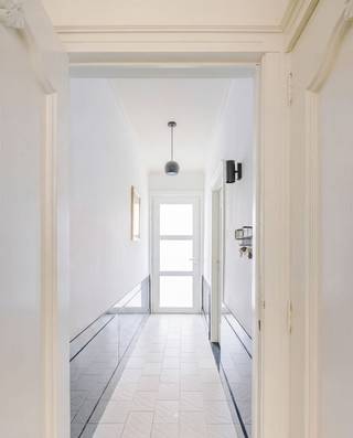 <p><span>Instapklare en energiezuinige stadswoning met zonnige tuin en verrassend veel ruimte</span></p><p><span> </span></p><p><span>Op zoek naar een lichtrijke woning waar u meteen kunt intrekken? Deze charmante stadswoning combineert karaktervolle elementen met hedendaags wooncomfort en een uitstekende energiescore. Dankzij de verschillende lichtkoepels geniet u doorheen de hele woning van een aangename natuurlijke lichtinval.</span></p><p><span> </span></p><p><span>De woning bevindt zich op een centrale ligging, vlakbij winkels, scholen, openbaar vervoer en met een vlotte verbinding naar de E17.</span></p><p><span> </span></p><p><span>Belangrijkste troeven:</span></p><p><span>- EPC-label B</span></p><p><span>- Geïsoleerd en vernieuwd dak</span></p><p><span>- Condenserende cv-ketel (2022)</span></p><p><span>- Gas- en waterleidingen vernieuwd</span></p><p><span>- Enkele muren extra geïsoleerd voor meer comfort en geluid </span></p><p><span>- Digitale thermostaat</span></p><p><span>- Vliegenramen voorzien</span></p><p><span> </span></p><p><span>Indeling</span></p><p><span>U betreedt de woning via de inkomhal, die toegang geeft tot de leefruimte en een aparte kamer aan de voorzijde, ideaal als bureau of hobbyruimte. De woonkamer sluit aan op de recente keuken en vormt samen een aangename leefomgeving met veel natuurlijk licht dankzij de aanwezige lichtkoepels. Verder beschikt het gelijkvloers over een grote berging/wasplaats en een functionele badkamer met ligbad, lavabo en toilet.</span></p><p><span> </span></p><p><span>Achteraan bevindt zich de zuidgerichte stadstuin, een aangename buitenruimte om te ontspannen en van de zon te genieten.</span></p><p><span> </span></p><p><span>Op de eerste verdieping vindt u twee volwaardige slaapkamers van ca. 15 m² en 16 m², evenals een apart toilet. Via een vaste trap bereikt u de zolderverdieping (ca. 20 m²). Deze ruimte is ingericht en kan perfect dienst doen als extra slaapkamer, bureau of hobbyruimte.</span></p><p><span> </span></p><p><span>Een ideale stadswoning voor wie ruimte, licht en energiezuinig wonen wil combineren met een centrale en goed bereikbare ligging.</span></p><p><span> </span></p><p><span>Richtprijs: 295.000</span></p>