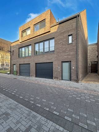 In de Meinestraat 7 te Bree bevindt zich dit uitzonderlijk ruime appartement met aparte inkom en een bewoonbare oppervlakte van 300 m².Het...