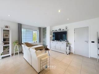 In een doodlopende straat te Brugge, omgeven door GROEN, ligt dit rustig gelegen gelijkvloers appartement met 2 ZONNETERRASSEN én garagebox!<br /><br /><strong>INDELING:<br /><u><em>Gelijkvloers:</em></u></strong><br />Inkomhal - LICHTRIJKE living met open keuken (O.a. met fornuis, dampkap, heteluchtoven, microgolfoven, frigo en afzonderlijke diepvriezer, vaatwasmachine) - badkamer (O.a. met lavabomeubel, hangtoilet en inloopdouche) - berging/wasplaats (met voorzieningen voor wasmachine en droger) - 2 RUIME slaapkamers - 2 ZONNETERRASSEN.<br /><br /><u><em><strong>Verdieping -1:</strong></em></u><br />Ruime garagebox (circa 6,5m lang). Bereikbaar via lift.<br /><br /><u><strong>Opmerkingen:</strong></u><br />- Instapklaar, alles werd geschilderd eind 2024.<br />- Energielabel A!<br />- Videofonie aanwezig.<br />- Elektriciteit GOEDgekeurd!<br />- Alle GORDIJNEN inbegrepen in de prijs!<br />- CV op aardgas.<br />- Ventilatiesysteem aanwezig.<br />- Waterverzachter inbegrepen.<br />- 2 gemeenschappelijke fietsenbergingen!<br />- Op wandelafstand van winkels en het openbaar vervoer!<br />- Mogelijkheid tot overname meubilair (aan scherpe prijs).<br />- Onze referentie: A2269<br /><br />Interessant appartement, zeer geschikt voor EIGEN GEBRUIK én als BELEGGING!<br />Aarzel zeker niet om ons te contacteren voor verdere info en/of een bezoek ter plaatse: 050/70.01.02 - info@centro.be.<br /> 