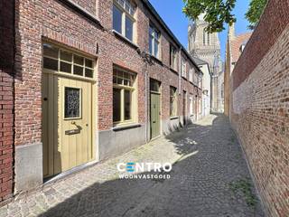 Charmante woning met 3 slpks en ZUIDgerichte tuin met tuinberging op LEUKE ligging te Brugge!<br /><br /><strong>INDELING:<br /><u><em>Gelijkvloers:</em></u></strong><br />Inkom - gezellige living - open keuken - badkamer (O.a. met lavabomeubel, toilet en douche) - ZUIDgerichte tuin met ruime tuinberging.<br /><br /><u><em><strong>Eerste verdieping:</strong></em></u><br />Hal - 2 slaapkamers.<br /><br /><u><em><strong>Tweede verdieping:</strong></em></u><br />Hal - ruime 3de slaapkamer.<br /><br /><u><strong>Opmerkingen:</strong></u><br />- Parkeergelegenheid in de buurt.<br />- Onmiddellijk beschikbaar.<br />- Overal DUBBELE beglazing.<br />- Op wandelafstand van het openbaar vervoer.<br />- Mogelijk om privé te huren en mogelijk om te huren met vennootschap.<br /><br />Zeer LEUKE gelegen woning op wandelafstand van goeie bakker, slager, speelplein, stadspark... Aarzel zeker niet om ons te contacteren voor verdere info en/of een bezoek ter plaatse: 050/70.01.02 - info@centro.be.