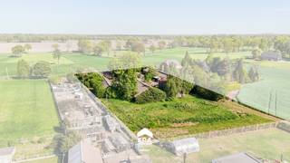 <p>Gelegen aan de Houtestraat 12 in Wijchmaal (Peer), biedt deze unieke agrarische hoeve met uitgebreide aanhorigheden een uitzonderlijke kans voor wie op zoek is naar ruimte, rust en professionele mogelijkheden. Dankzij de ligging in agrarisch gebied geniet je hier van een prachtig, weids uitzicht en veel privacy. De vlotte bereikbaarheid maakt het de ideale locatie voor een landbouwactiviteit (mits vergunning).</p>
<p><br />De eigendom ligt op een indrukwekkend perceel van maar liefst <strong>60 are 13 centiare (6.013 m²)</strong>. Dit terrein biedt alle ruimte voor wonen, werken en het houden van dieren. De hoeve beschikt over een praktisch ingedeeld woonhuis (vergund in 1968) en een zeer degelijke bedrijfsinfrastructuur. Zo vind je op het terrein onder andere functionele stallen. Dankzij het multifunctionele karakter passen de gebouwen zich moeiteloos aan jouw specifieke dromen aan.</p>
<h3><br />Enkele troeven:</h3>
<ul><li>
<p><strong>Uitzonderlijke ruimte &amp; potentieel:</strong> Een perceel van ruim 60 are en een omvangrijk pakket aan stallen met een zeldzame hoeveelheid bruikbare oppervlakte.</p>
</li><li>
<p><strong>Ideaal voor zelfstandigen:</strong> De aanwezige infrastructuur met stallen leent zich perfect voor landbouw activiteit.</p>
</li><li>
<p><strong>Vergunde situatie:</strong> Het pand beschikt over de noodzakelijke stedenbouwkundige vergunningen voor de constructies.</p>
</li></ul>
<p><br />Ontdek het potentieel van deze eigendom en plan je bezoek via <strong>impact@era.be</strong> of <strong>089 46 48 63</strong>. Khaz helpt je graag verder!</p>
<p> </p>