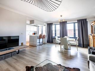 Dit gerenoveerd en gemeubeld appartement is ideaal gelegen naar invalswegen Antwerpen, Brussel, Gent en kortbij de Haven van Antwerpen.<br /><br />Het appartement gelegen op de 2de verdieping bestaat uit een inkomhal met vestiaire, een ruime leefruimte met open, volledig ingerichte keuken, badkamer met wastafel en toilet en 2 slaapkamers. <br />Het appartement heeft een leuk terras met ingemaakte kast met wasmachine.<br /><br />Er is een autostaanplaats binnen, wat zeker een pluspunt is.<br /><br />De gemeenschappelijke kosten bedragen €50,-/maand. Hierin is water inbegrepen.