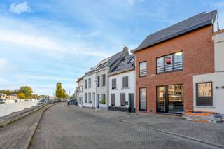 <p>Interesse in dit pand? Neem voor bijkomende informatie of het maken van een afspraak rechtstreeks contact op met Kevin Jansegers via <strong>+32 478 96 68 17</strong> of <strong>kevin.jansegers@copandi.be</strong>.</p><p>Aan het Sasplein in Willebroek vind je dit karaktervolle pand uit 1850, waar historische charme en nieuwbouwpotentieel elkaar ontmoeten. De ligging aan het water geeft dit handelspand een unieke uitstraling en wie op zoek is naar een eigendom met verleden én toekomst, vindt hier een boeiende basis om naar eigen smaak in te vullen. Het pand wordt casco verkocht na de geplande renovatie, wat je alle vrijheid geeft om de ruimtes volledig naar eigen inzicht af te werken.</p><p>Het gebouw telt vier verdiepingen en biedt een handelsoppervlakte van 250 m², met een commerciële ruimte op het gelijkvloers die dankzij de etalage volop zichtbaarheid biedt op het drukke Sasplein. Op de eerste verdieping bevinden zich de woonkamer, twee slaapkamers en een badkamer, wat een vlotte combinatie van wonen en werken mogelijk maakt. Achteraan geniet je van een tuin van 100 m² met zuidwestelijke oriëntatie, ideaal voor avondzon, aangevuld met een terras. De grondoppervlakte bedraagt 311 m², en het pand beschikt over bouwplannen, wat de verdere afwerking vergemakkelijkt.</p><p>Het pand is voorzien van hoogwaardige aluminium buitenschrijnwerk met dubbele beglazing, een zadeldak en centrale verwarming. Water, elektriciteit en gas zijn aanwezig, net als sanitaire aansluitingen. Het EPC-label is D, met een energiescore van 306 kWh/m² en er is een asbestattest beschikbaar waaruit blijkt dat er geen asbest aanwezig is. Een bodemattest is eveneens voorhanden. De zone scoort bovendien gunstig op overstromingsrisico, grondwater- en funderingsscore (allemaal categorie A), wat extra gemoedsrust biedt.</p><p>Willebroek is een centraal gelegen gemeente tussen Antwerpen en Mechelen, met alle dagelijkse voorzieningen, scholen en openbaar vervoer binnen handbereik. De ligging aan het Sasplein zorgt voor een vlotte verbinding met de omliggende invalswegen, ideaal voor wie zowel rust als bereikbaarheid zoekt. Ben je benieuwd naar de mogelijkheden van dit veelzijdige pand? Neem gerust contact op met ons kantoor om een bezoek in te plannen, of bekijk alvast de virtuele tour voor een eerste indruk.</p>