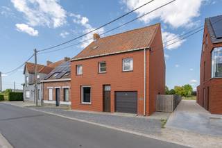 - Open woning in Moorslede-centrum: Beitemstraat 5<br />- Groot perceel van 860 m²<br />- Leefruimte met aansluitende keuken<br />- 3 slaapkamers<br />- Zolder met mogelijkheid tot creëren van een extra slaapkamer<br />- Badkamer met douchebad en wastafel<br />- Grote tuin met terras, toegankelijk via de zijkant<br />- Inpandige garage en oprit voor 2 wagens<br />- EPC label F (UC: 3931575, renovatieplicht van toepassing)<br />- Richtprijs: € 249.000