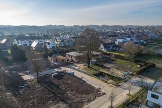Bouwgronden te koop in Dilbeek – Rust, ruimte en nabij Brussel<br />Wil jij jouw droomwoning bouwen in een groene en rustige omgeving dicht bij Brussel?<br />Ontdek deze exclusieve verkaveling in Dilbeek: ruime percelen in een residentiële, kindvriendelijke buurt aan de Muzelaan. Waarom kiezen voor deze bouwgrond?<br /><br />✅ bouwgronden voor open bebouwing met oppervlaktes van 4a63ca tot 7a96ca<br />✅ Vrijheid om zelf je woning te ontwerpen zonder bouwverplichting<br />✅ Ideale oriëntatie voor maximale lichtinval Perfecte locatie Rustige, groene verkeersluwe straat<br />✅ Snelle verbindingen naar Brussel en omliggende steden<br /><br />Alle voorzieningen dichtbij: scholen, winkels, openbaar vervoer Kindvriendelijke en veilige omgeving<br />Prijzen vanaf € 294.500 Mis deze unieke kans niet! Contacteer ons vandaag nog en start jouw bouwavontuur in Dilbeek.
