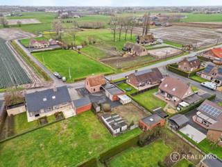Ligging: Deze alleenstaande woning op een totale grondoppervlakte van 688m² is gelegen op een rustige, door groen omgeven locatie in Oostrozebeke...